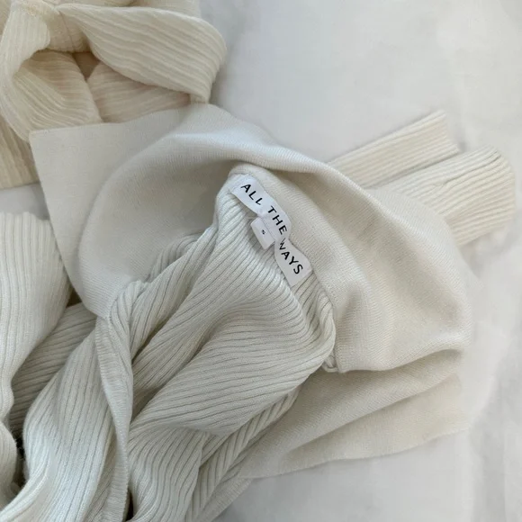 All The Ways Collared Cropped Buttoned Top Small - Picture 4 of 4